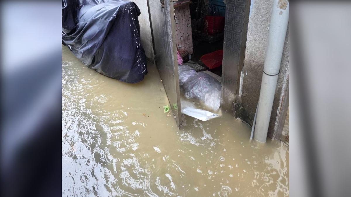 桃園大溪低窪地區暴雨淹水，積水灌入住家，居民緊急清理家園，屋內外滿是泥水。（圖／TVBS）