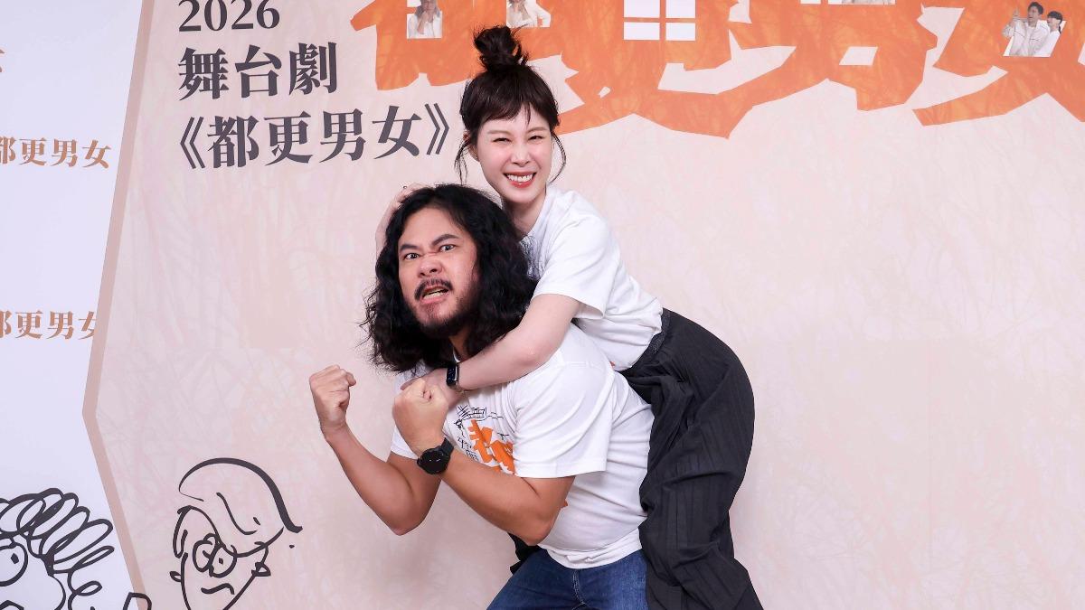 舞台劇《都更男女》的演員壯壯（左）與爆花。（圖／金星文創提供）