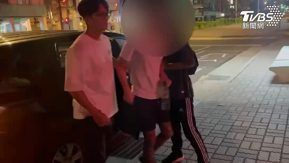 鄭男與女友夥同「弘仁會」背景的游男(短褲者)共5人前往徐女住處談判;雙方爆發口角,鄭男突持辣椒水朝徐女一方攻擊,並與同夥施暴毆打後逃逸。(圖/TVBS)