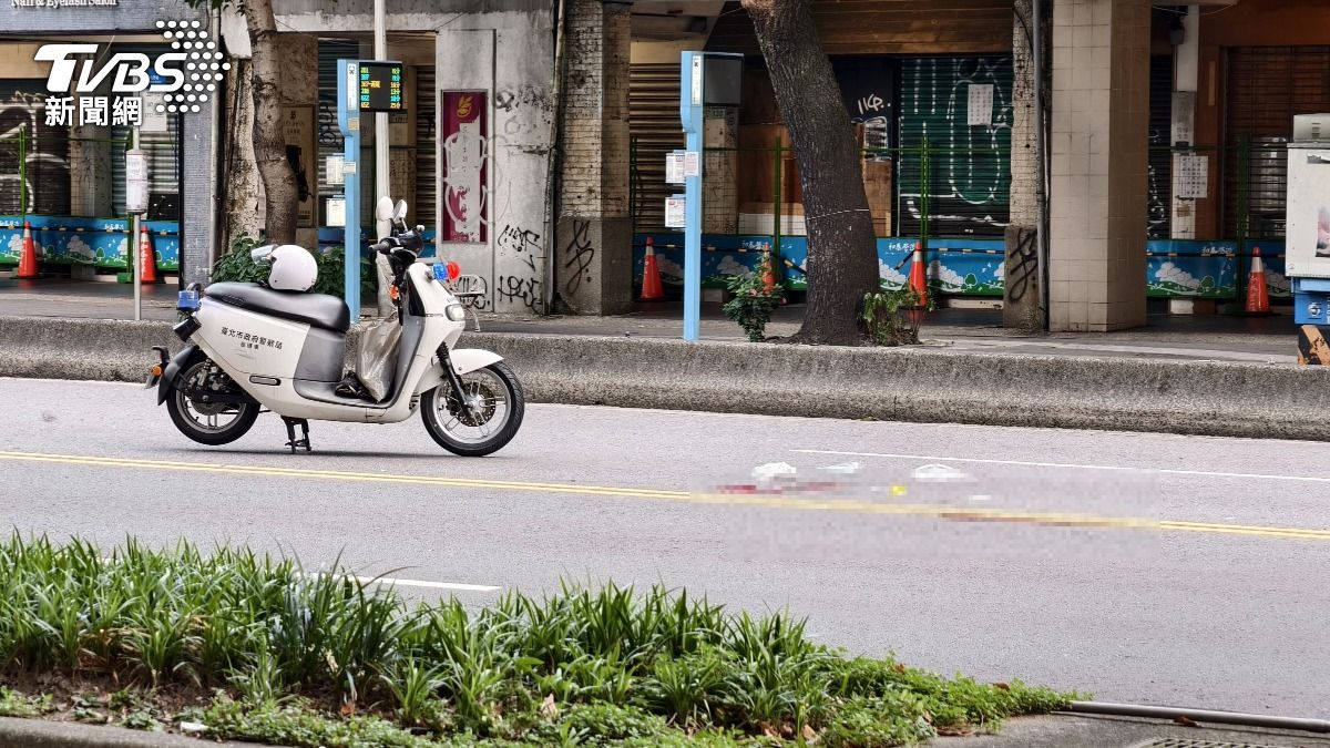 行人疑似違規穿越馬路。(圖/陳冠宇攝)