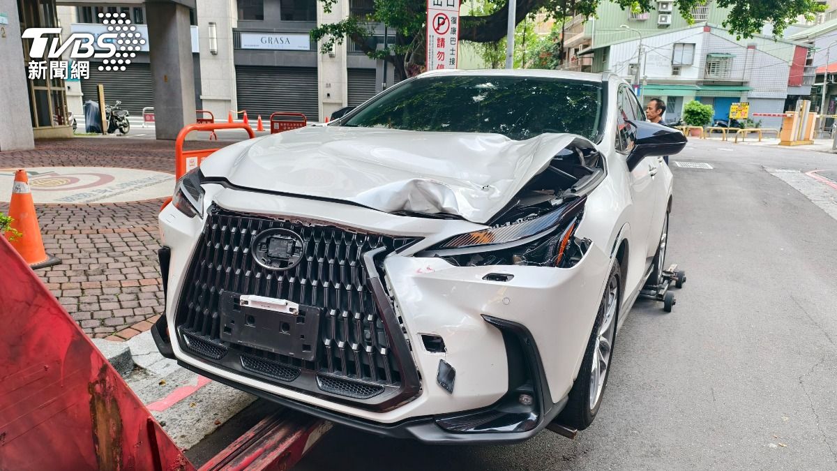 汽車引擎蓋凹陷變形。(圖/陳冠宇攝)