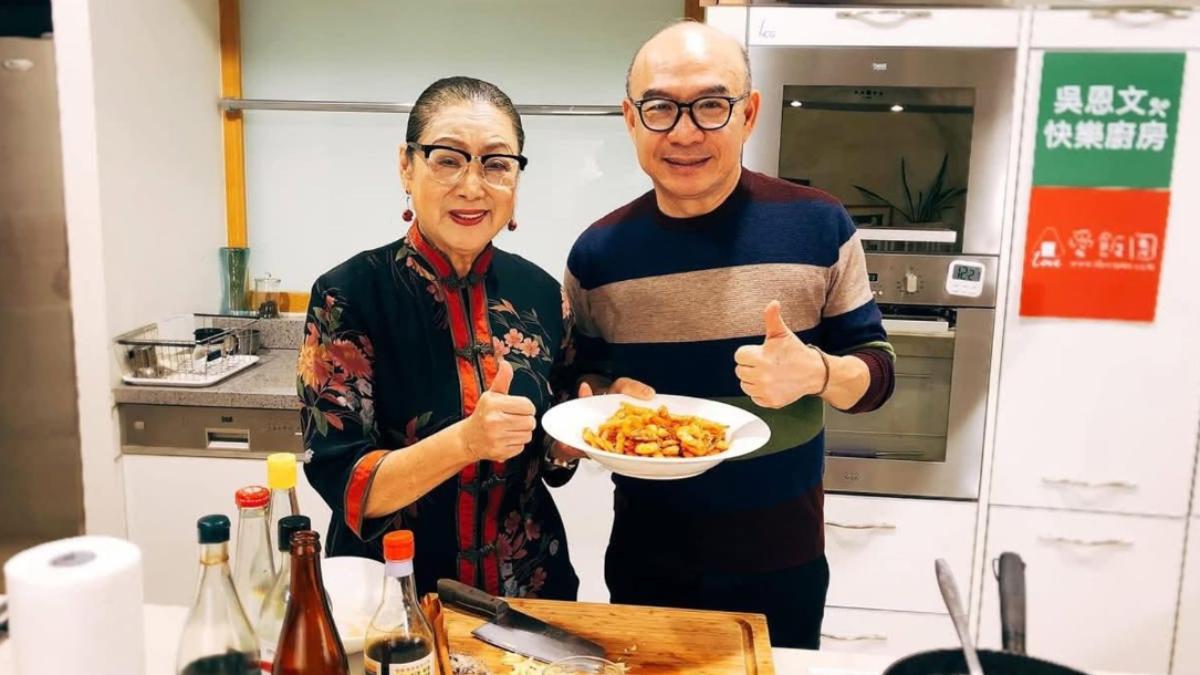 吳恩文與「侯媽媽」李嘉茜合作直播「侯媽媽上菜」,成了李嘉茜的晚年慰藉。(圖/翻攝自吳恩文的快樂廚房臉書)