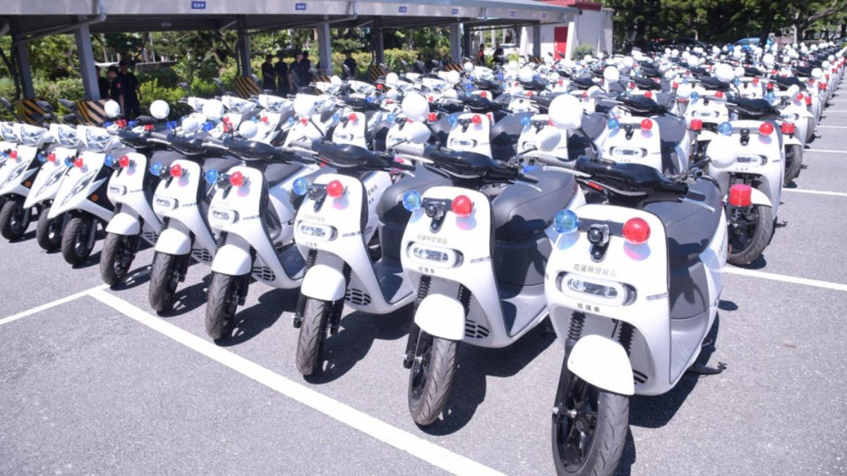 各個縣市政府都逐步汰換警用車輛，為環保執勤導入電動機車。（圖／翻攝自徐榛蔚臉書）