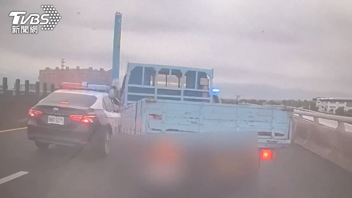 同日在嘉義縣朴子市區，一輛小貨車駕駛拒絕警方攔檢後逃逸，警方出動3輛警車包夾，合力將駕駛拉出車外壓制逮捕。（圖／TVBS）
