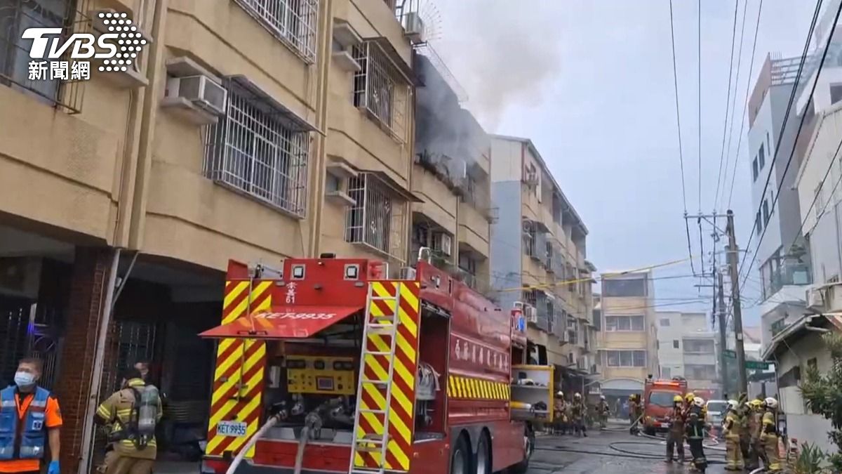 消防隊獲報後迅速抵達現場，考量火勢可能延燒至鄰近住宅，不敢大意，立刻兵分二路進行搶救。（圖／TVBS）