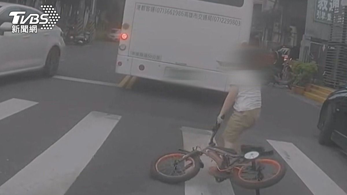 所幸男童還能自行爬起來繼續騎車離開，但現場所有人都被嚇壞了。（圖／翻攝小港大小事）