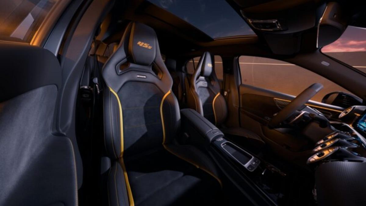 AMG Performance跑車座椅加入黃色對比縫線，前座頭枕繡上「45 S」徽飾。（圖／Mercedes-Benz提供）
