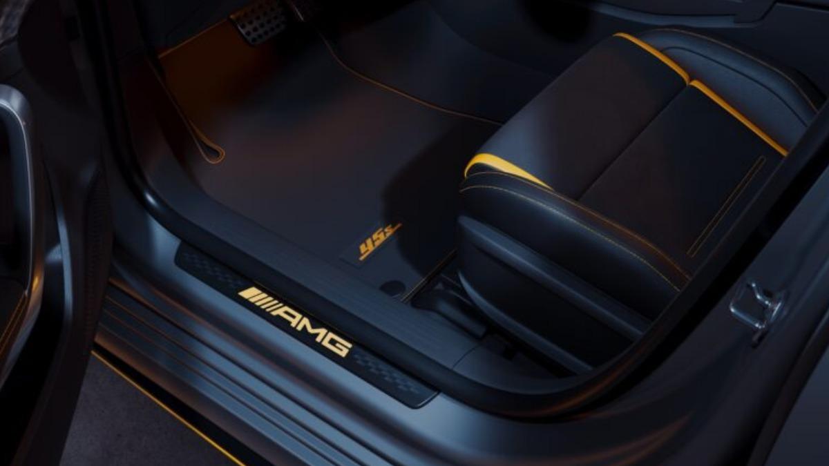 黑色AMG門檻飾板加入黃色發光AMG標誌。（圖／Mercedes-Benz提供）