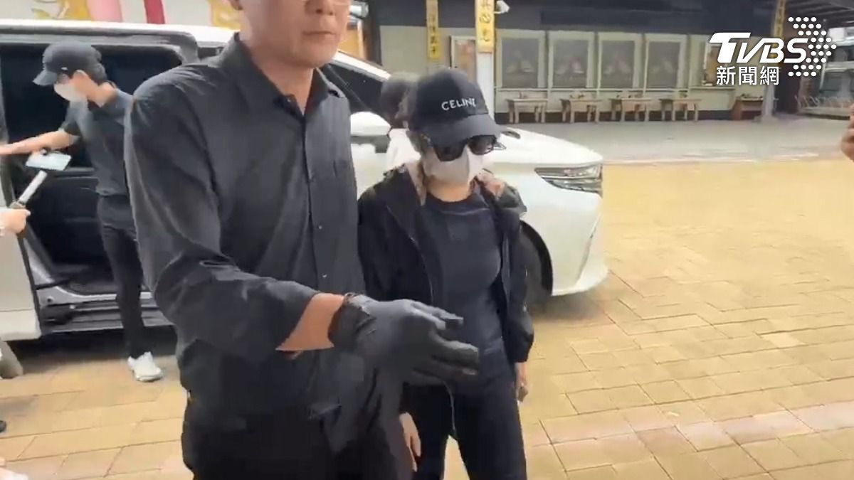 屏東枋寮鎢業公司黃姓董事長陳屍家中一案,檢方於25日上午會同法醫解剖遺體,黃姓死者的子女當日低調抵達現場,全程不發一語。(圖/TVBS)