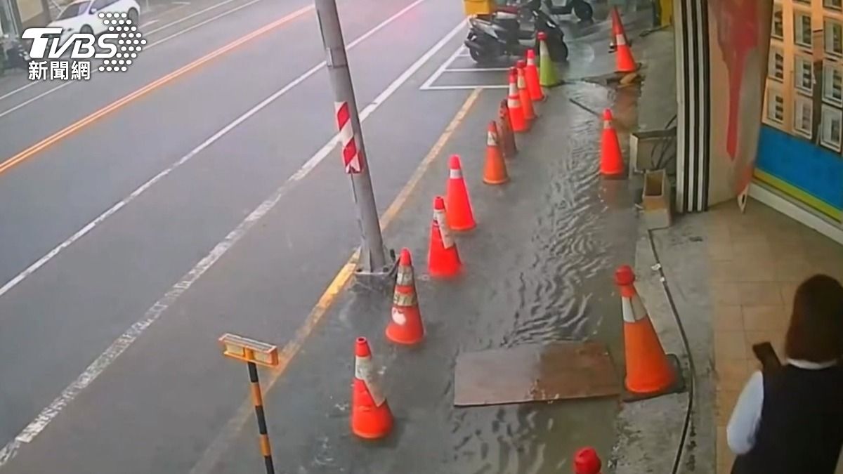 附近店家黃先生說明事發經過,表示下雨後積水一上來,原本遮蓋的木板就被沖走,事後看到狀況擔心有人掉下去,才先拿看板遮蓋住。(圖/TVBS)