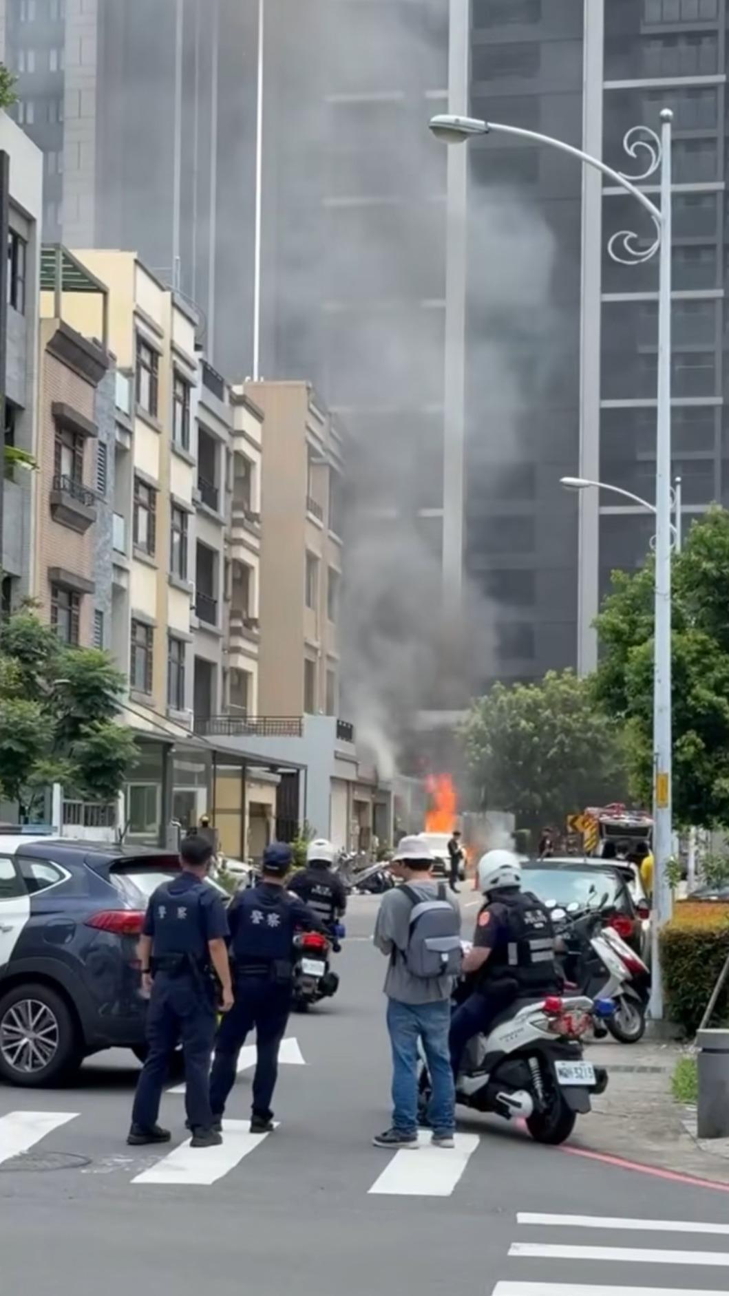 竹北火燒車意外,消防獲報後趕抵現場滅火搶救。(圖/Threads yutong0508授權)
