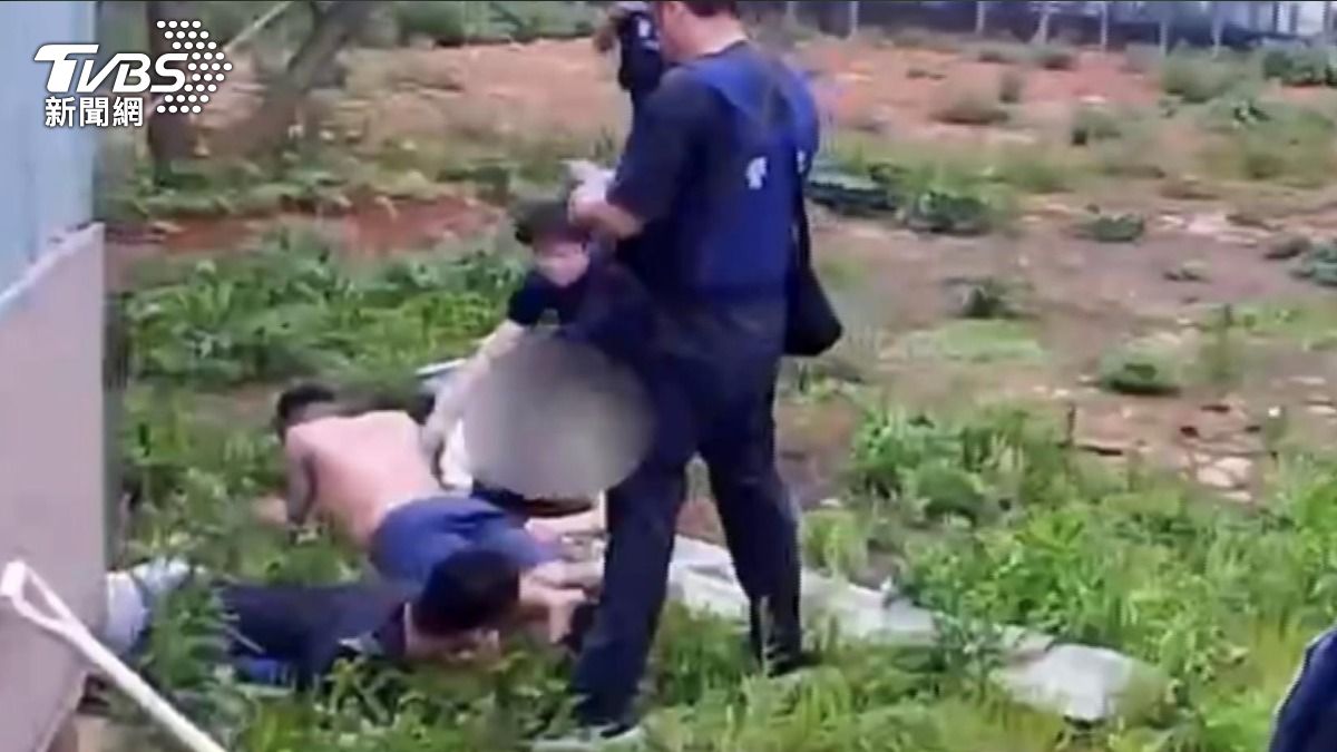 該販毒集團以低於市價的價格批發銷售,經警方兩波掃蕩後將全數成員逮捕到案。(圖/TVBS)