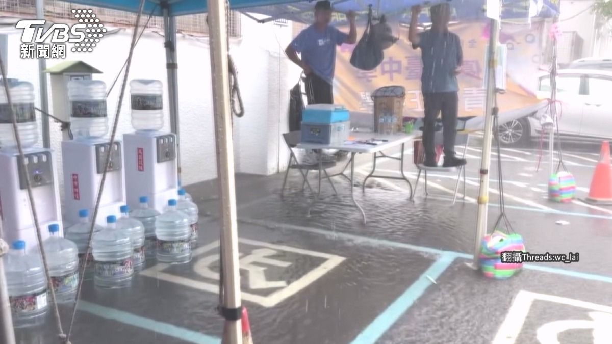 比賽第一天下午就因大雨導致場地泡水，無法如期進行，只能努力把腳抬高避開積水 。(圖／民眾提供)