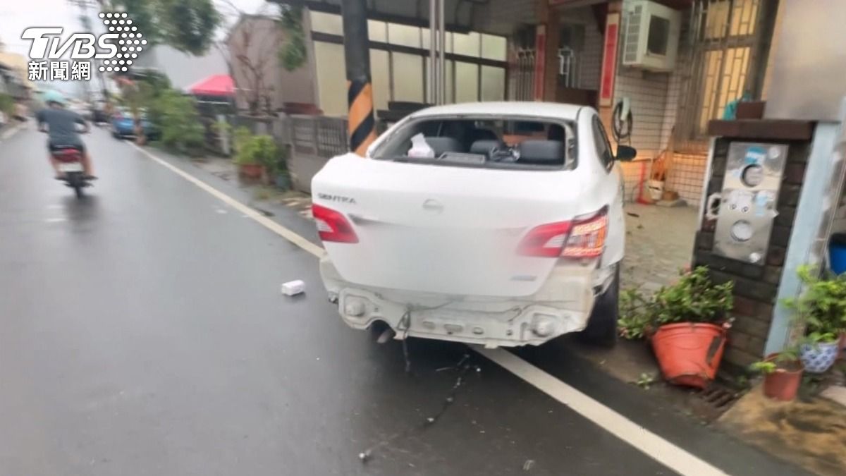 台中女騎士闖紅燈遭撞「翻滾2圈撞柱」　進口車衝騎樓4機車全毀 。(圖／民眾提供)