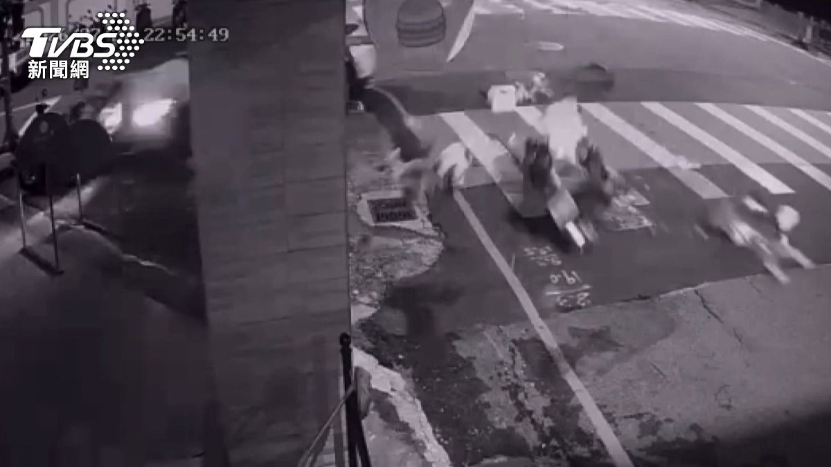 女騎士闖紅燈遭直行車撞上，導致進口轎車衝進騎樓，女騎士腿部骨折送醫 。(圖／民眾提供)