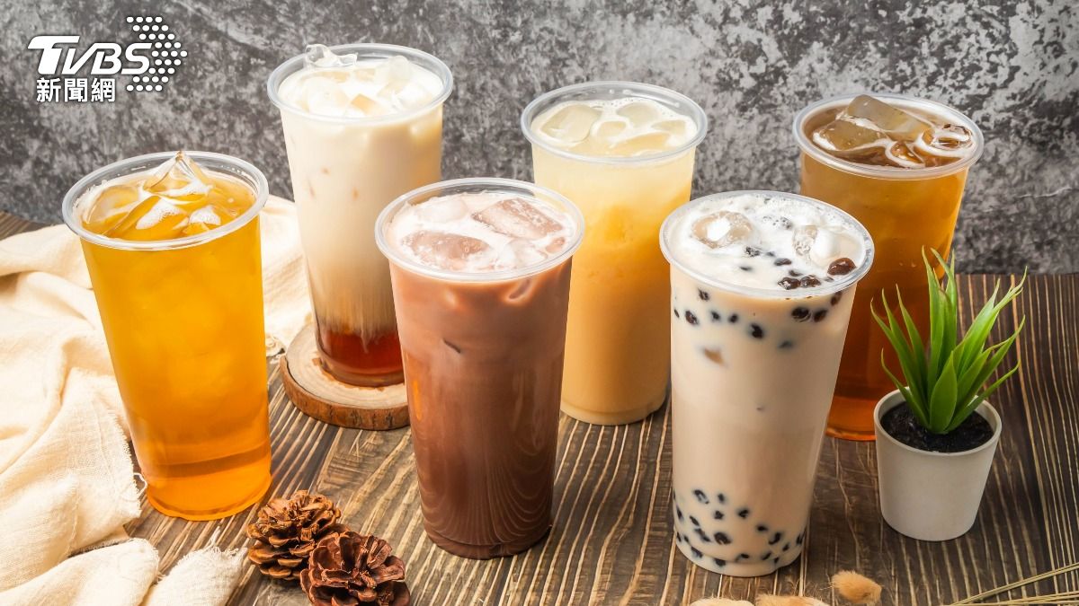 炎炎夏日高溫難耐，不少人會選擇來一杯冰涼飲品解渴降溫。（示意圖／shutterstock達志影像）