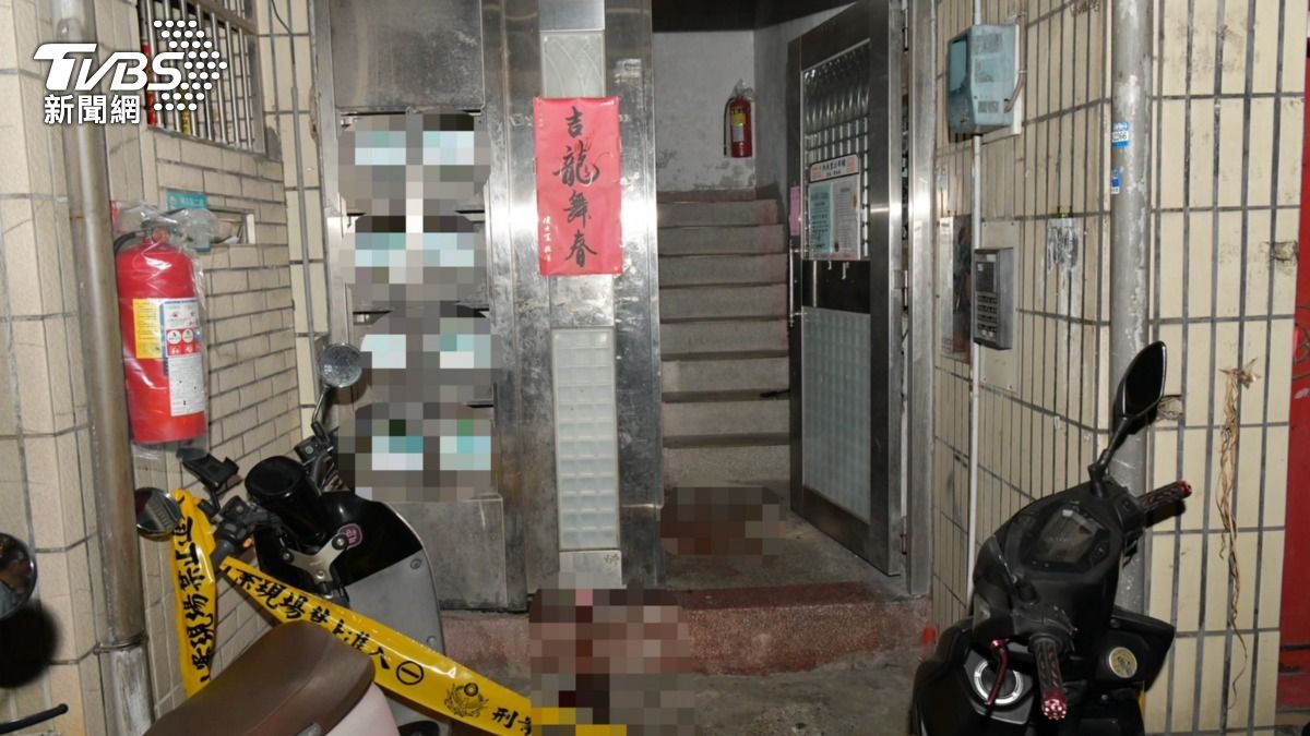 中和公寓發生駭人兇殺，女子慘遭公公砍死在樓梯間。（圖／TVBS）