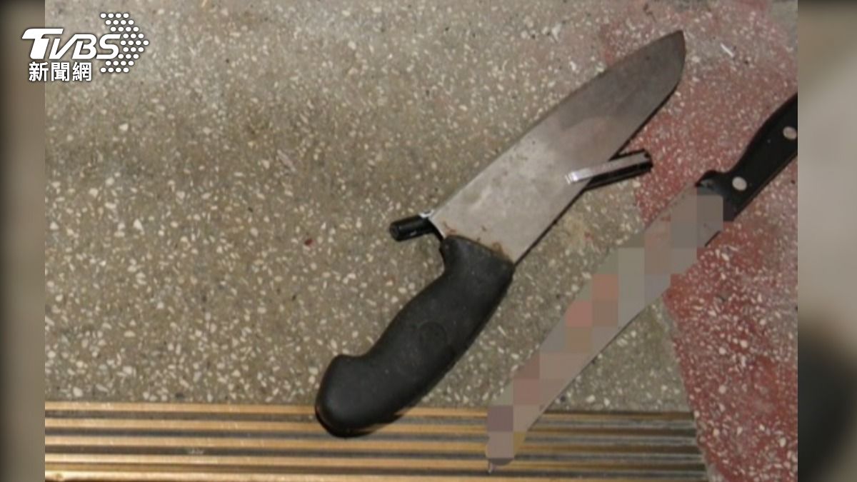 警方在現場查扣水果刀、生魚片刀。（圖／TVBS）