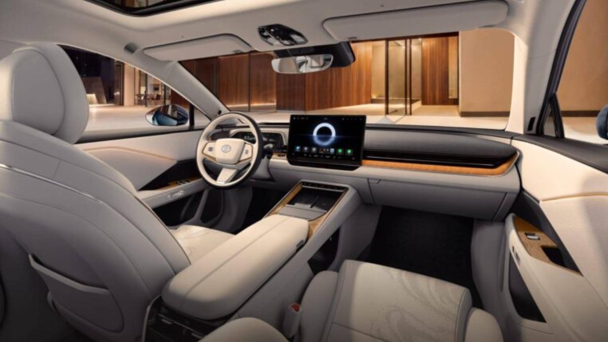 車內全車系標配HarmonyOS鴻蒙座艙5.0，配備15.6吋2K中央螢幕與27吋HUD抬頭顯示器。（圖／翻攝自微博）