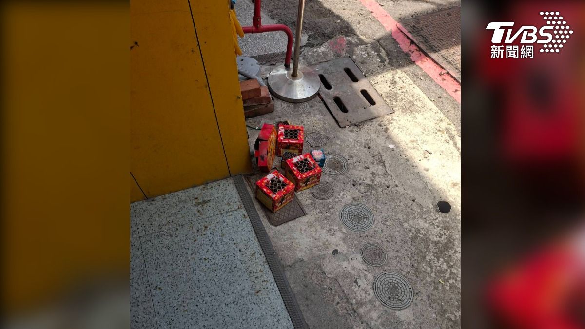 業者放完鞭炮後，二樓隨即就飄出白煙，業者就趕快衝去滅火，但還好火勢很快就被撲滅，沒有繼續延燒（圖／TVBS）