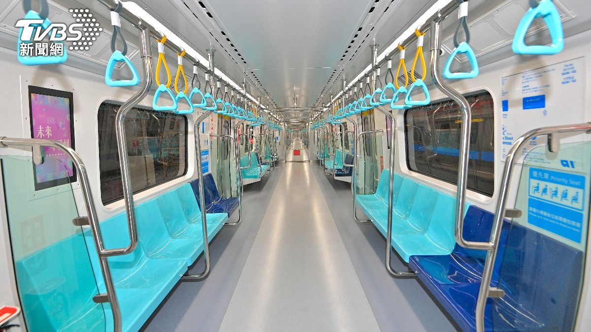 北捷新列車亮相！增無線充電功能　最快2027年投入淡水信義線