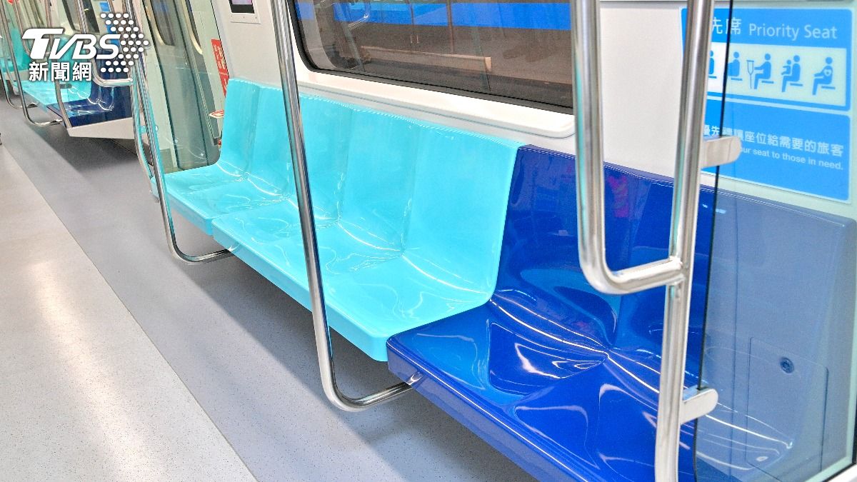 北捷新車廂最大特色是一字型座位，站立區更寬敞。(圖／胡瑞麒攝)