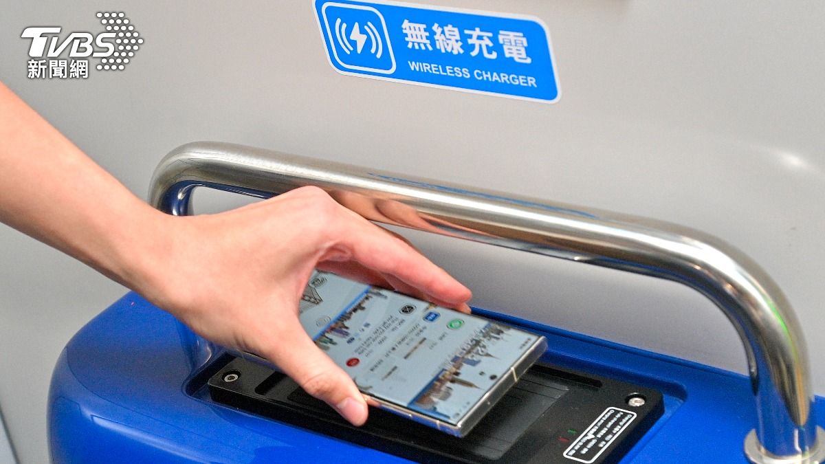 北捷新型車廂頭尾兩邊有無線充電座供民眾使用。(圖／胡瑞麒攝)