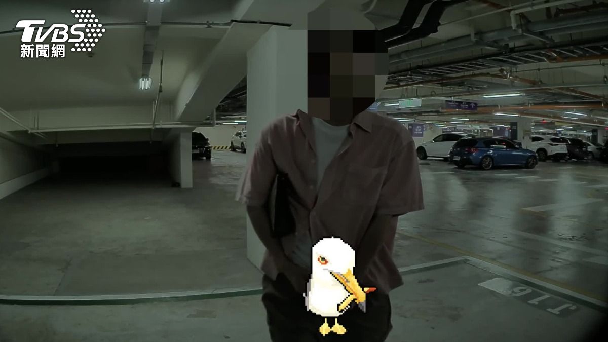 特斯拉車主說自己的車停在停車場,結果慘遭便溺。(圖/車主提供)