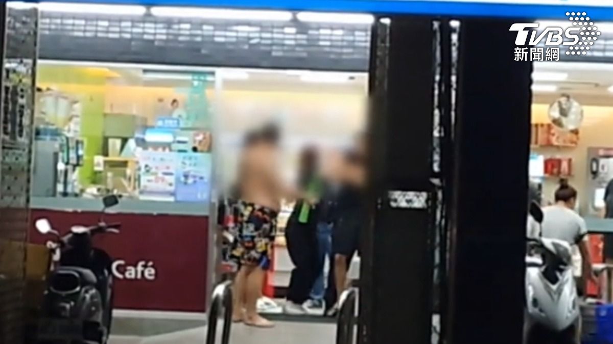 口氣不好引衝突，店員全家衝超商討公道。（圖／TVBS）