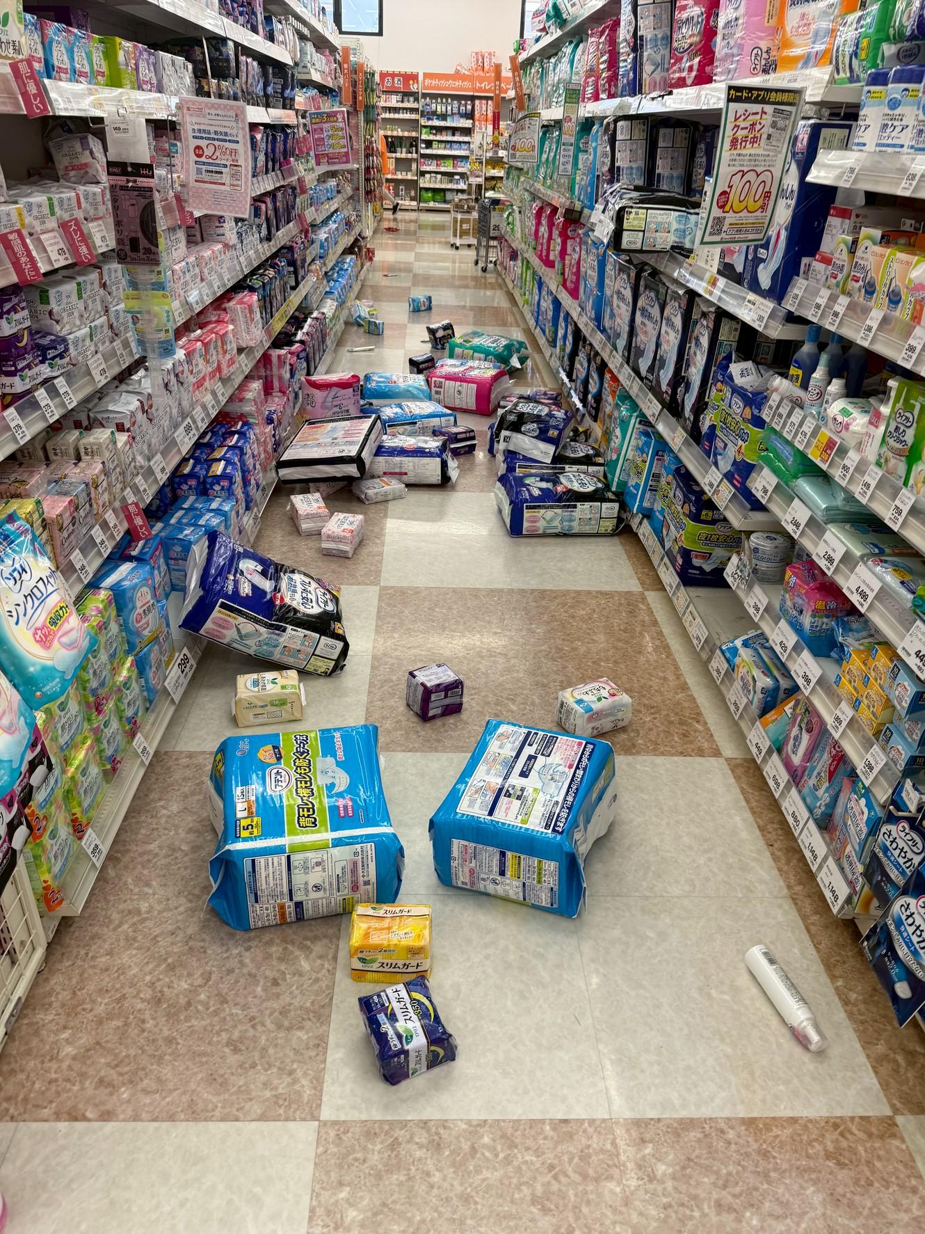 日本藥局內的商品掉落到地上。(圖/讀者提供)