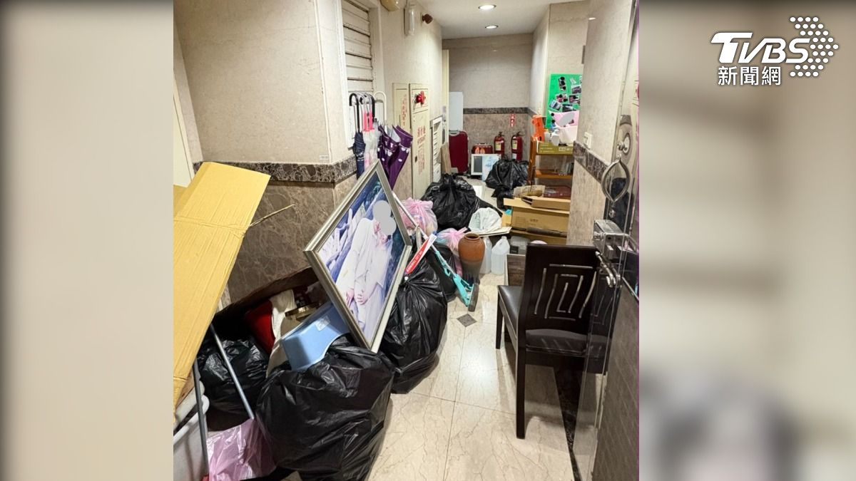 屋主控房仲亂放家人遺照、婚紗照。(圖/TVBS)
