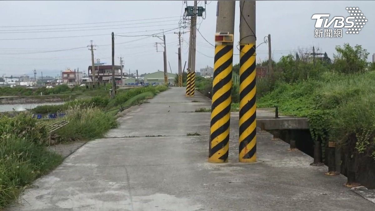 高雄永安一處巷弄道路，因為一旁鐵皮屋長年違法占用國有地，重鋪道路後，竟讓電線桿看起來「站在路中央」（圖／TVBS）