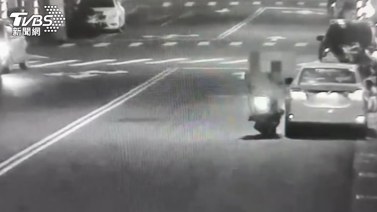 肇事騎士行駛中因不明原因突然偏右,先撞計程車,再撞上路邊停靠機車。(圖/TVBS)