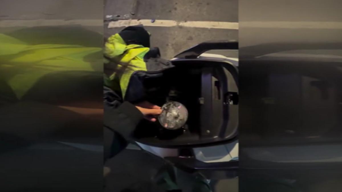 受害車主牽車時,看到碎裂的後照鏡躺在後車廂,感到很錯愕。(圖/車主提供)