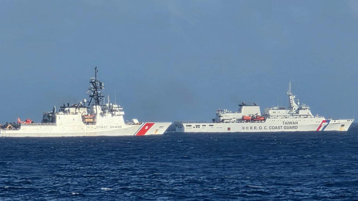 美國在台協會首度公開我國海巡台北艦與美艦米吉特號併航演練照片。（圖／海巡署）