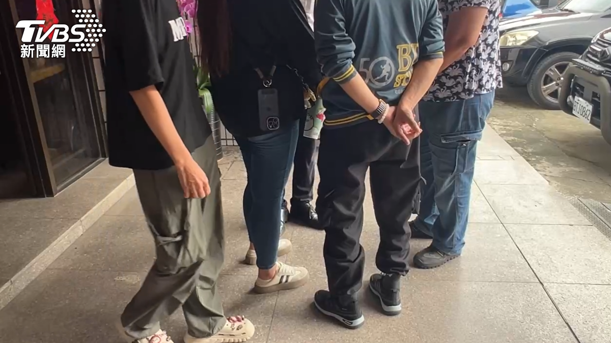 死者家屬身穿黑衣趕抵殯儀館,28號相驗這天,肇事男大生的爸爸媽媽才上前跟家屬致歉,頻頻點頭示意(圖/TVBS)