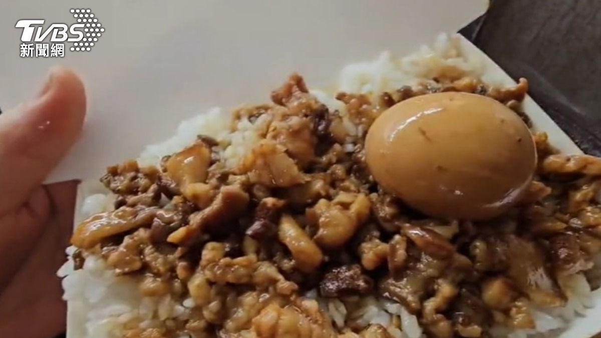 大碗滷肉飯加蛋一份吃不飽，討愛心餐男子竟飆國罵嗆老闆。（圖／TVBS）