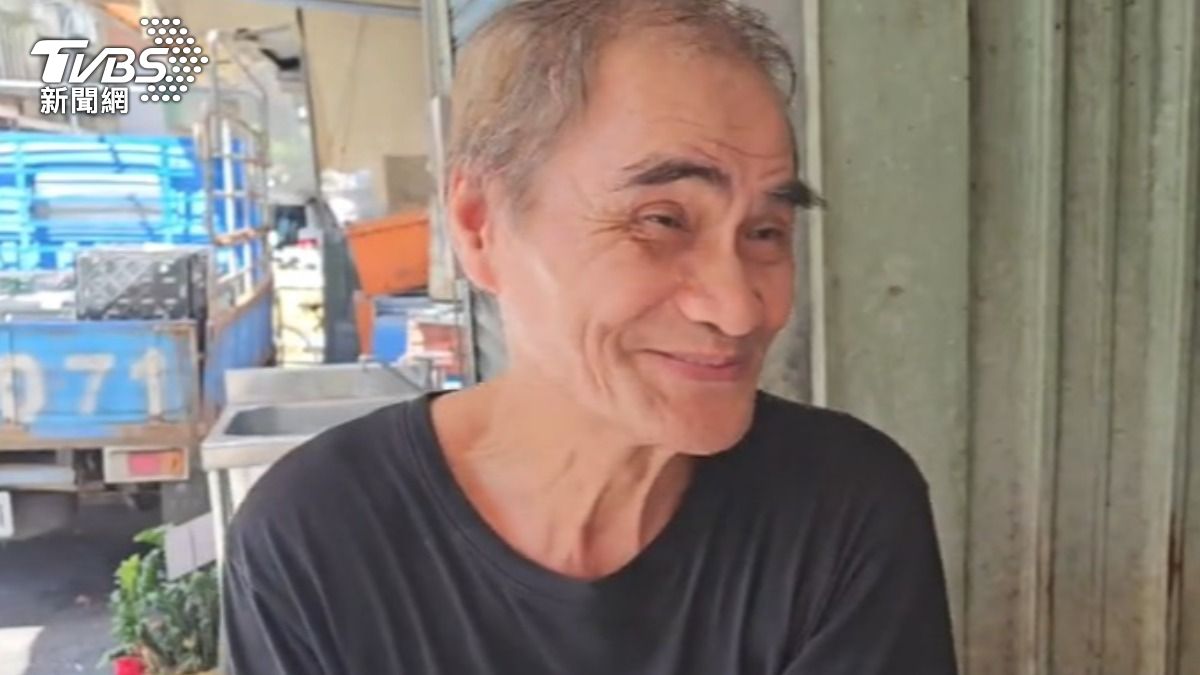 75歲顏姓老闆回憶過程也苦笑。（圖／TVBS）