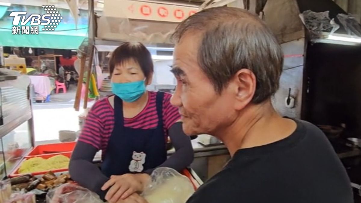 夫妻經營小吃攤逾40年，每天提供超過五份愛心餐。（圖／TVBS）