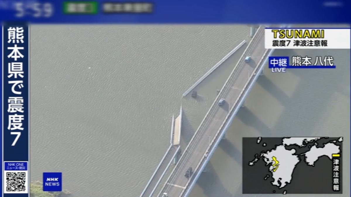 日本熊本縣於當地時間下午發生規模7.1強震，造成嚴重災情，八代市橋梁崩塌。（圖／NHK）