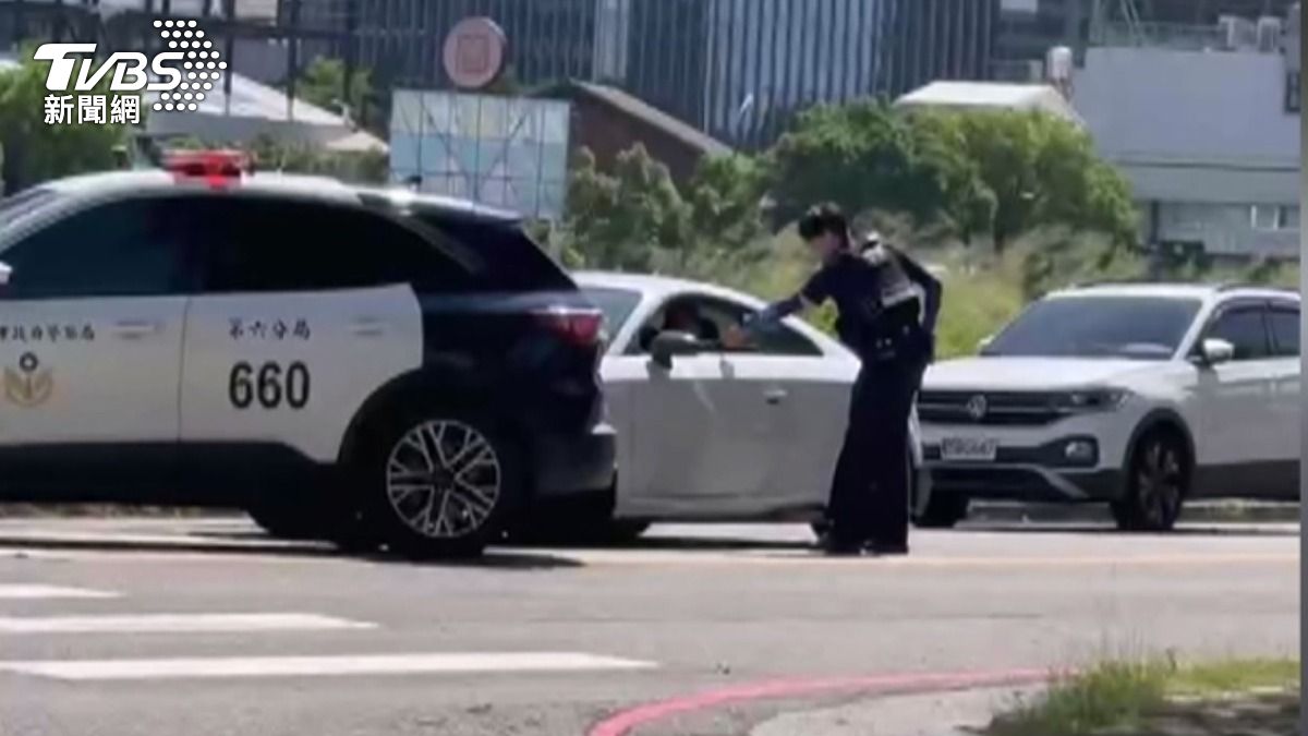  1天2毒駕！雙門跑車卡路中 竟是「巴嘎NONO」警叫醒還暴衝。(圖／TVBS)