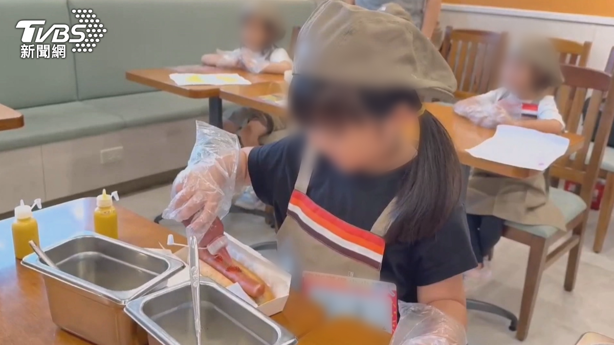 高雄范小姐帶著孩子,參加連鎖日式漢堡店的小小達人體驗活動,但花了近700元,原本想體驗做漢堡,卻變成做熱狗堡(圖/民眾提供)