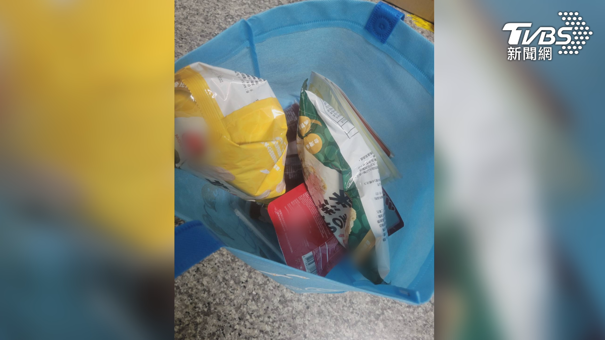 家長不理解為何要花這麼多費用特地跑到漢堡店參加活動。活動結束前店家還發放一堆商品,讓家長感覺像是花錢買一大包餅乾回家(圖/民眾提供)