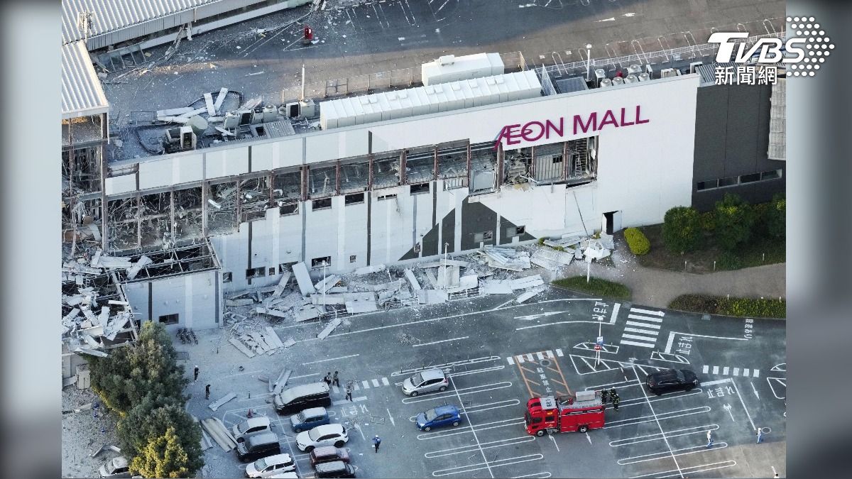 熊本大型商場「AEON MALL熊本」爆炸倒塌。(圖/路透)