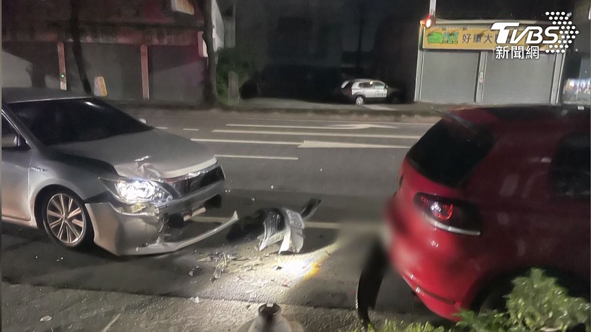 台中連2起毒駕！男撞車「拖鞋噴飛」狂奔。(圖／TVBS)