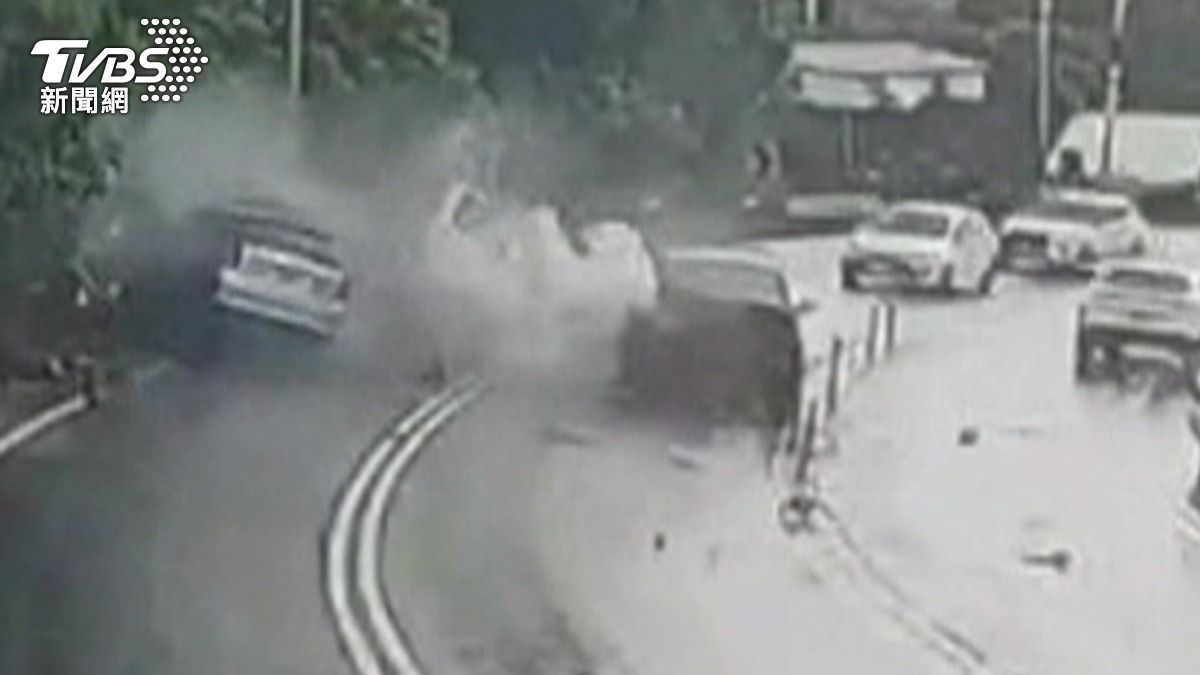 休旅車失控連撞四車釀3死4傷，小貨車挨撞翻車。（圖／TVBS）