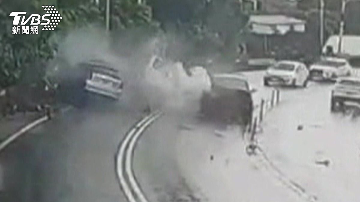 休旅車失控連撞四車釀3死4傷，小貨車挨撞翻車。（圖／TVBS）