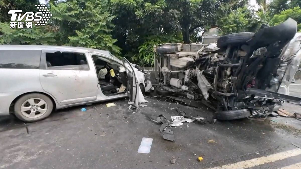 四車連撞車禍一度五人受困，三人OHCA送醫搶救仍傷重身亡。（圖／TVBS）
