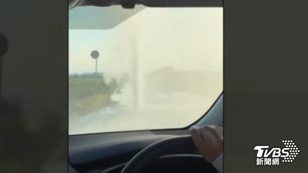有台灣遊客開車到一半，目睹路上出現噴泉。（圖片來源／cindytsai0906提供）
