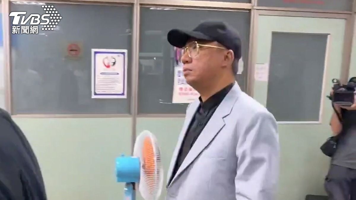 趙維君之子、一統徵信總經理趙柏凱以 150 萬元交保並限制出境出海。（圖／TVBS）